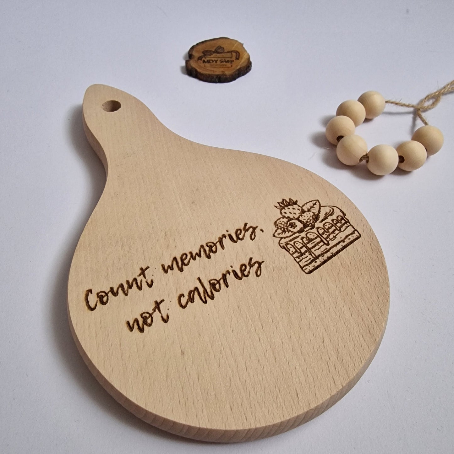 Tocător cu mâner din lemn gravat cu mesaj - ”Count memories, not calories”