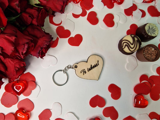 Spune "Te iubesc!" într-un mod unic cu un breloc personalizat cu mesaj. Brelocul este realizat din lemn și se poate personaliza cu orice mesaj îți dorești. Acesta este cadoul perfect pentru Valentine's Day sau Dragobete.  Dimensiune 10cm lățime.