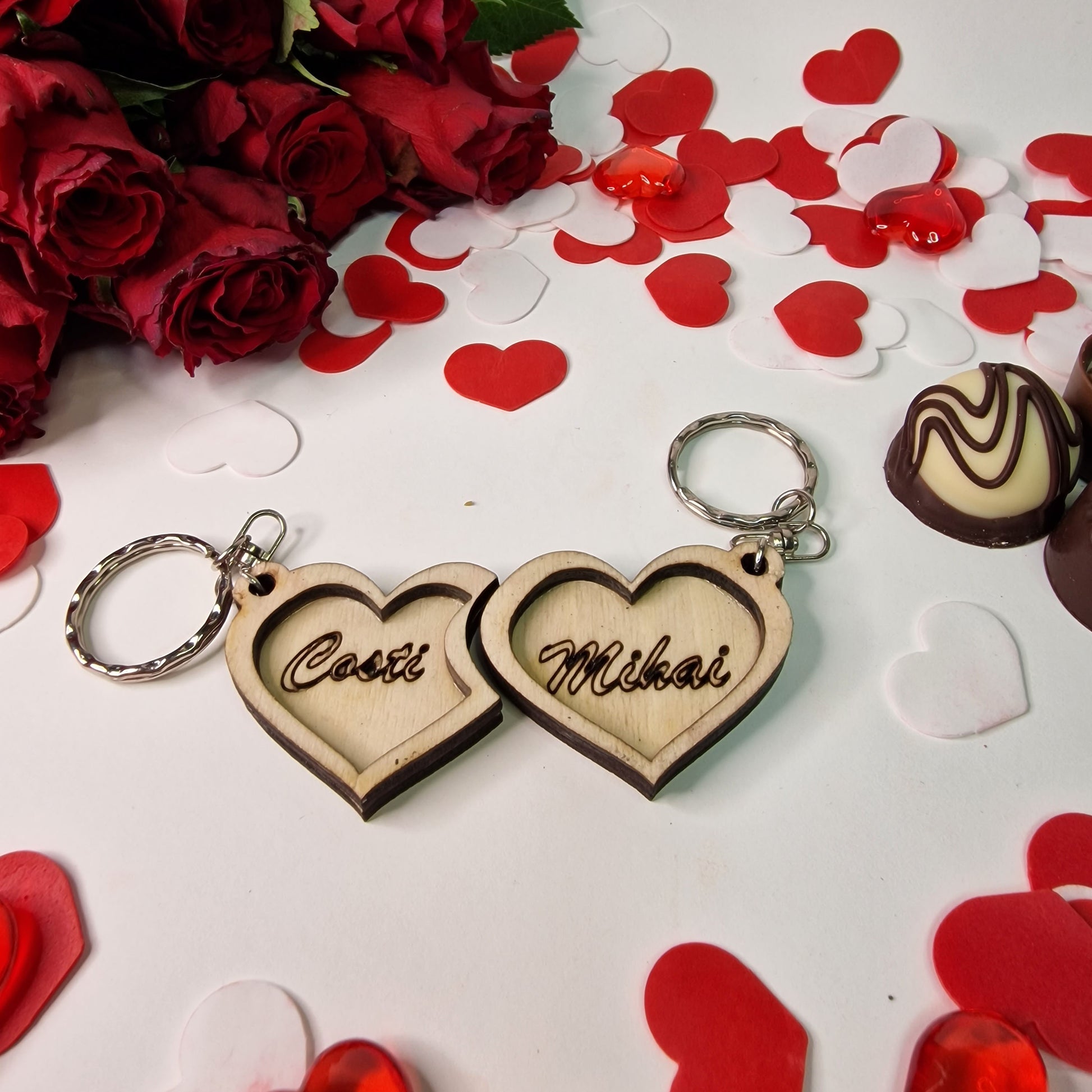Spune "Te iubesc!" într-un mod unic cu un set de brelocuri personalizate cu numele voastre. Brelocurile sunt realizate din lemn și se pot personaliza cu nume sau cu mesaj. Acestea sunt cadoul perfect pentru Valentine's Day sau Dragobete.  Dimensiunea unui breloc este de 5cm lățime.