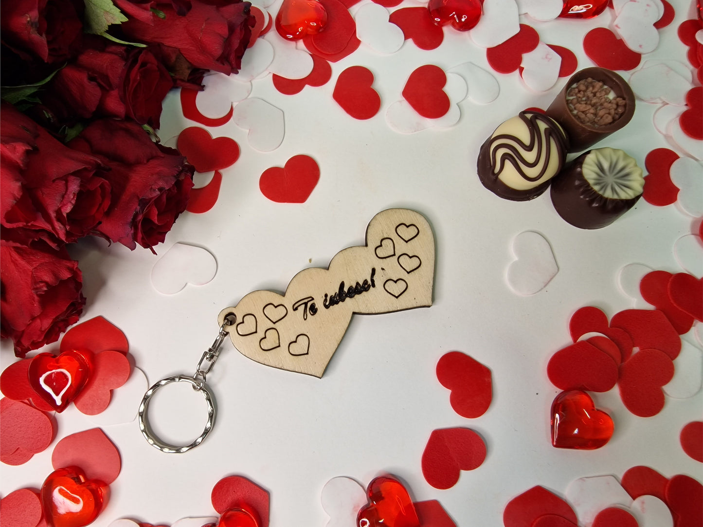Spune "Te iubesc!" într-un mod unic cu un breloc personalizat cu mesaj. Brelocul este realizat din lemn și se poate personaliza cu orice mesaj îți dorești. Acesta este cadoul perfect pentru Valentine's Day sau Dragobete.  Dimensiune 10cm lățime.