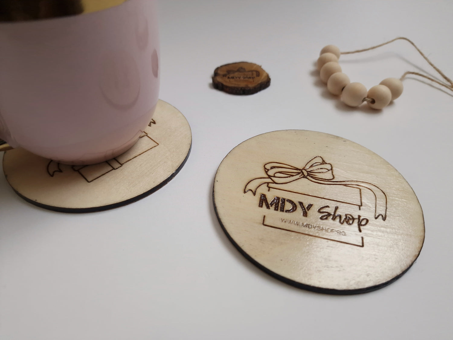 Suport pentru cana sau pahar (coasters) realizat din lemn. Acesta se poate personaliza cu logo-ul companiei, un mesaj text sau o imagine.