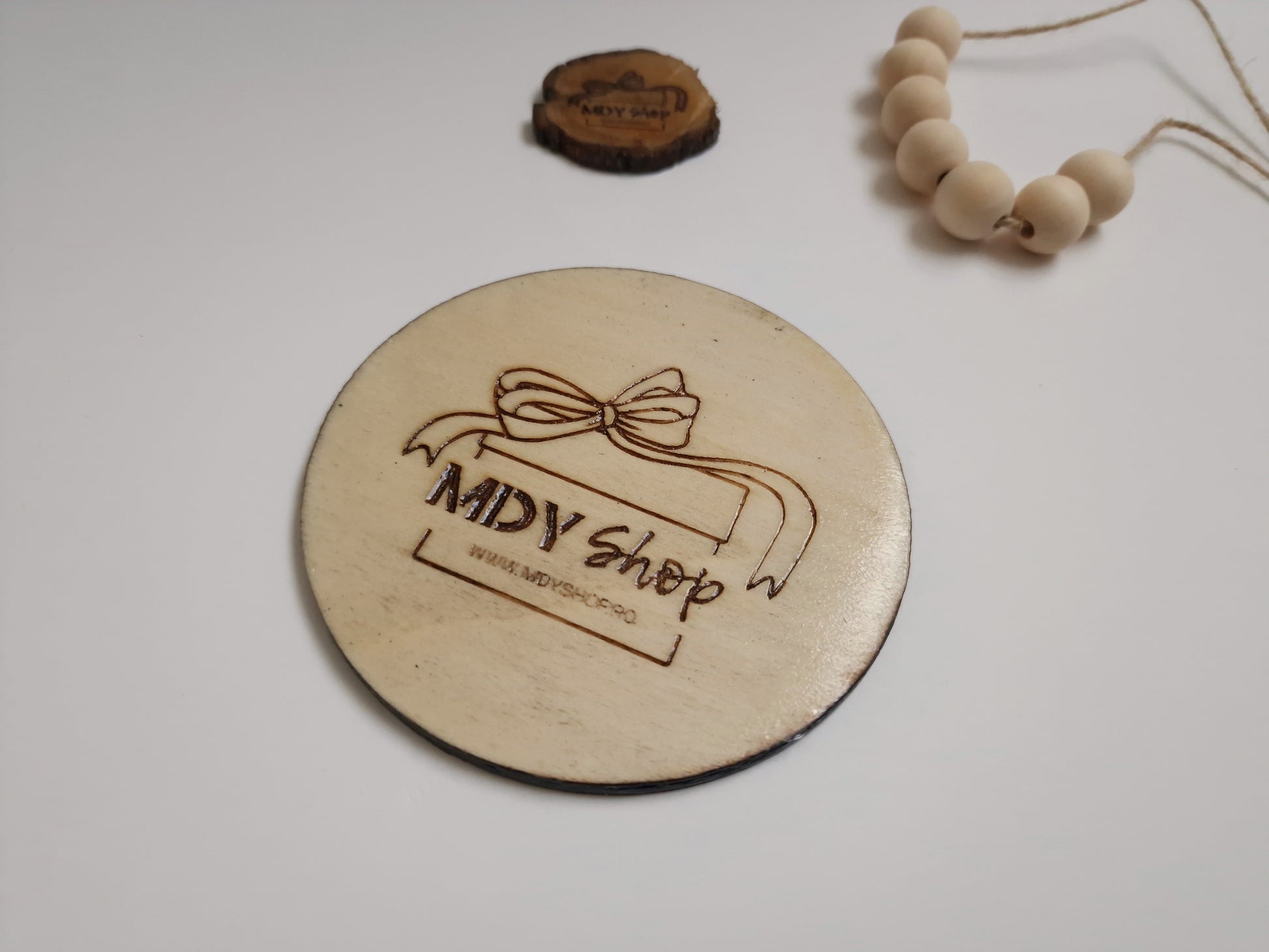 Suport pentru cana sau pahar (coasters) realizat din lemn. Acesta se poate personaliza cu logo-ul companiei, un mesaj text sau o imagine.