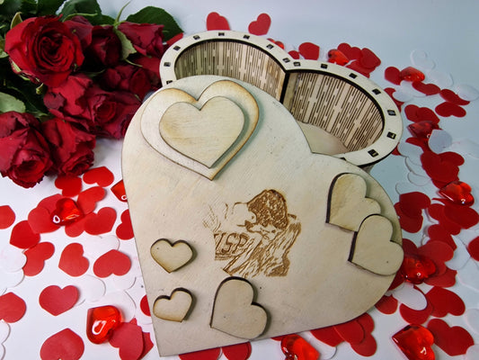 Cutia în formă de inimă realizată din lemn și gravată cu un model delicat este completarea perfectă pentru orice decor. Cu designul său clasic și romantic, aceasta este perfectă pentru a fi oferita cadou de Valentine's Day sau Dragobete. Aceasta îi va rămâne mereu ca amintire și se poate folosi la depozitarea bijuteriilor sa a altor obiecte.  Cutia se va personaliza cu fotografia aleasă de tine și opțional cu un mesaj.  Dimensiune: 18 x 15.5 x 7cm