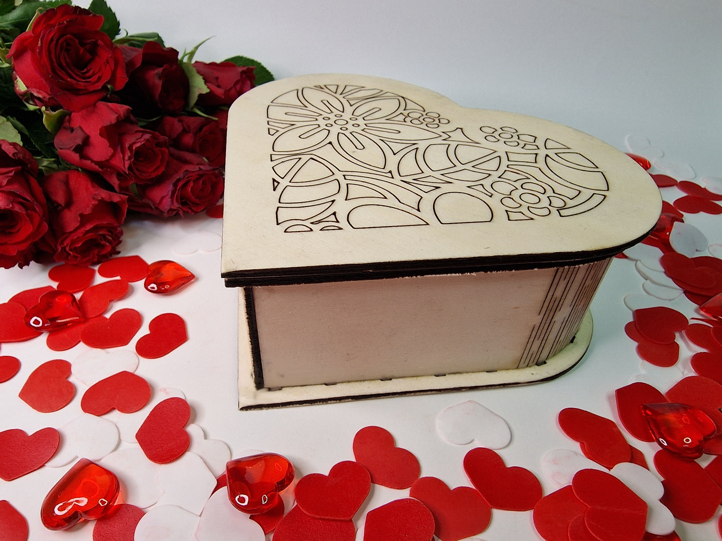 Cutia în formă de inimă realizată din lemn și gravată cu un model delicat este completarea perfectă pentru orice decor. Cu designul său clasic și romantic, aceasta este perfectă pentru a fi oferita cadou de Valentine's Day sau Dragobete. Aceasta îi va rămâne mereu ca amintire și se poate folosi la depozitarea bijuteriilor sa a altor obiecte.  Dimensiune: 18 x 15.5 x 7cm