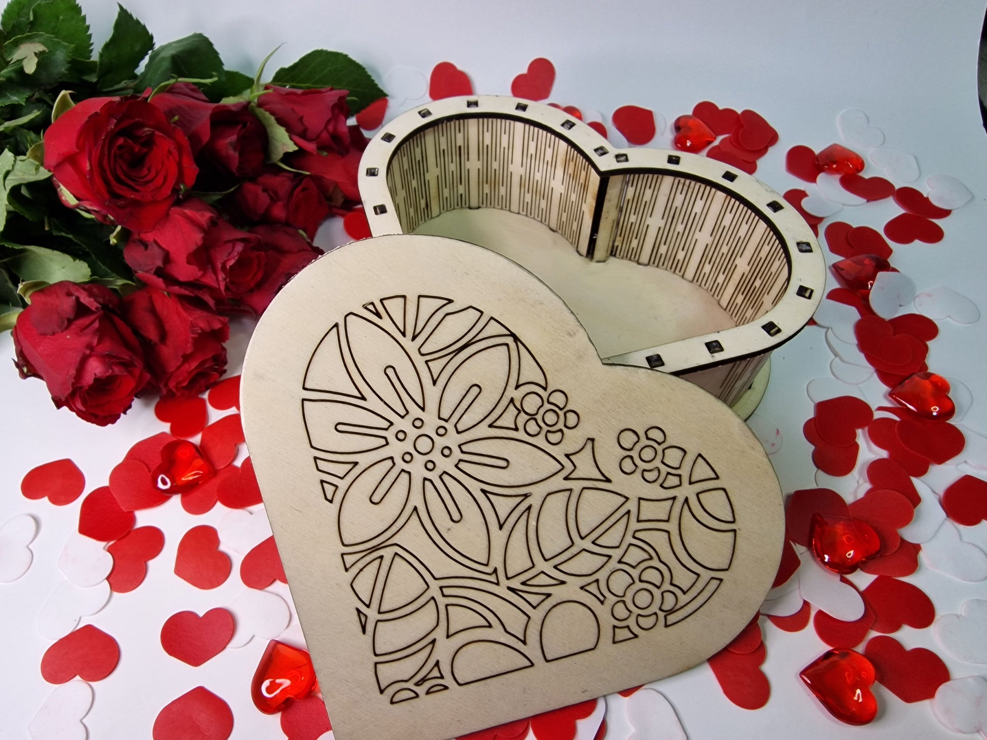 Cutia în formă de inimă realizată din lemn și gravată cu un model delicat este completarea perfectă pentru orice decor. Cu designul său clasic și romantic, aceasta este perfectă pentru a fi oferita cadou de Valentine's Day sau Dragobete. Aceasta îi va rămâne mereu ca amintire și se poate folosi la depozitarea bijuteriilor sa a altor obiecte.  Dimensiune: 18 x 15.5 x 7cm