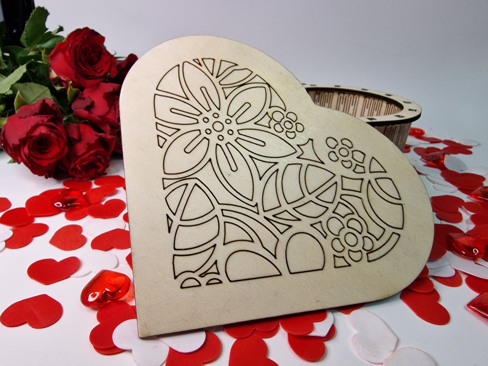 Cutia în formă de inimă realizată din lemn și gravată cu un model delicat este completarea perfectă pentru orice decor. Cu designul său clasic și romantic, aceasta este perfectă pentru a fi oferita cadou de Valentine's Day sau Dragobete. Aceasta îi va rămâne mereu ca amintire și se poate folosi la depozitarea bijuteriilor sa a altor obiecte.  Dimensiune: 18 x 15.5 x 7cm