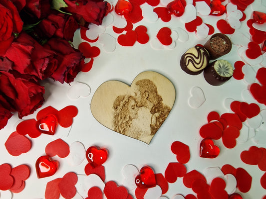 Spune "Te iubesc!" într-un mod unic cu un magnet de frigider personalizat cu fotografia voastră. Magnetul este realizat din lemn. Acesta este cadoul perfect pentru Valentine's Day sau Dragobete.