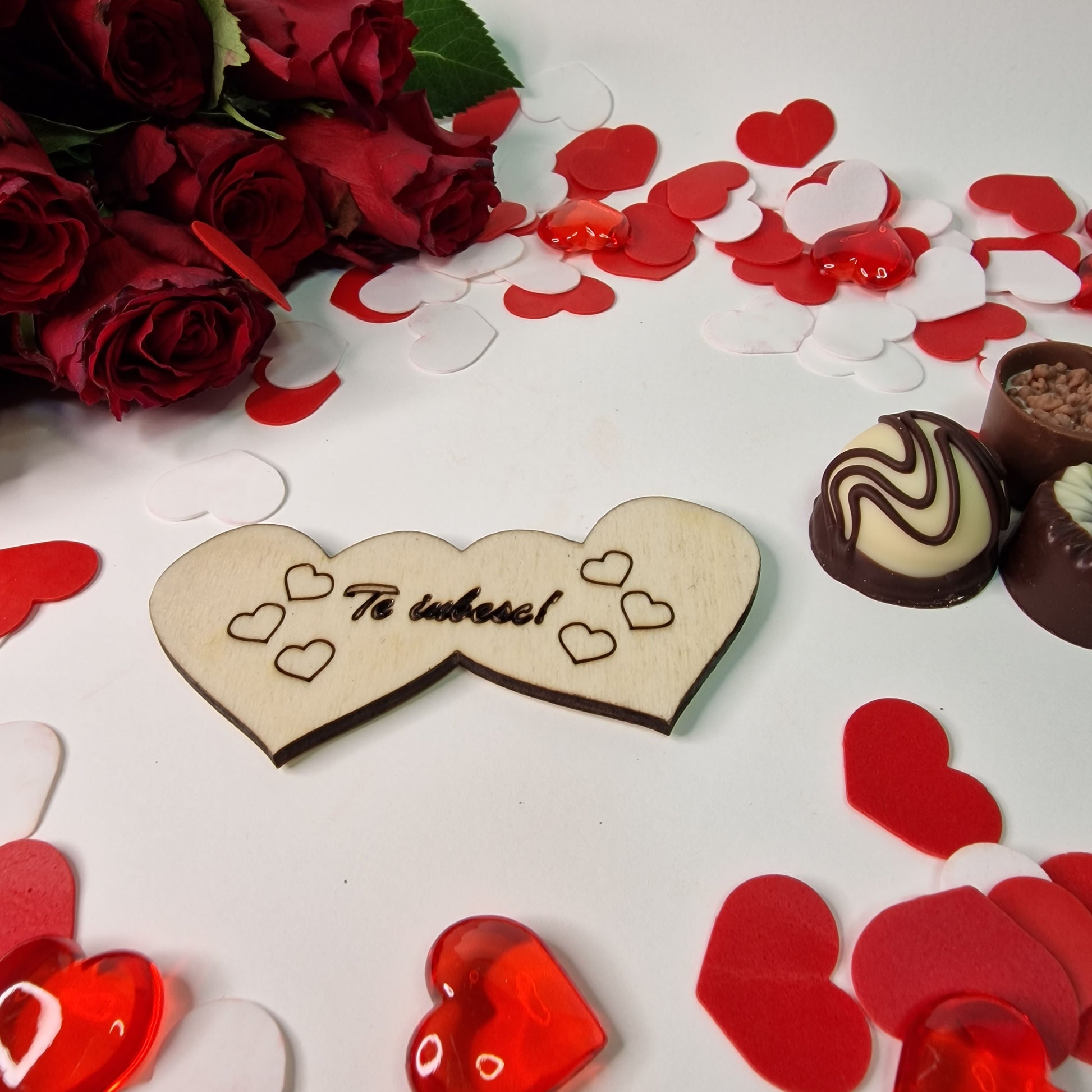 Spune "Te iubesc!" într-un mod unic cu un magnet de frigider personalizat cu mesaj. Magnetul este realizat din lemn și se poate personaliza cu orice mesaj. Acesta este perfect pentru a fi oferit cadou de Valentine's Day sau Dragobete.