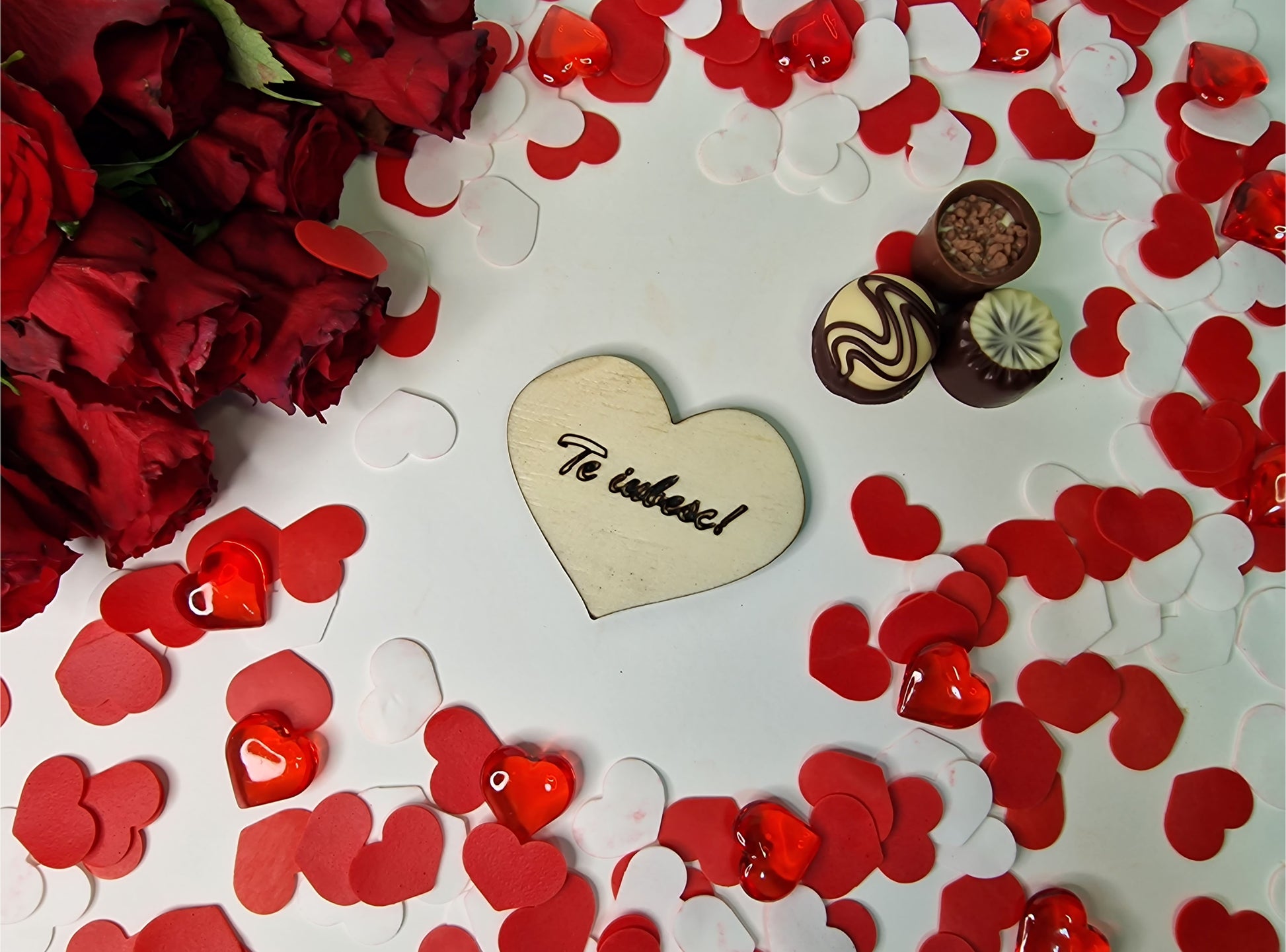 Spune "Te iubesc!" într-un mod unic cu un magnet de frigider personalizat cu mesaj. Magnetul este realizat din lemn și se poate personaliza cu orice mesaj. Acesta este perfect pentru a fi oferit cadou de Valentine's Day sau Dragobete.